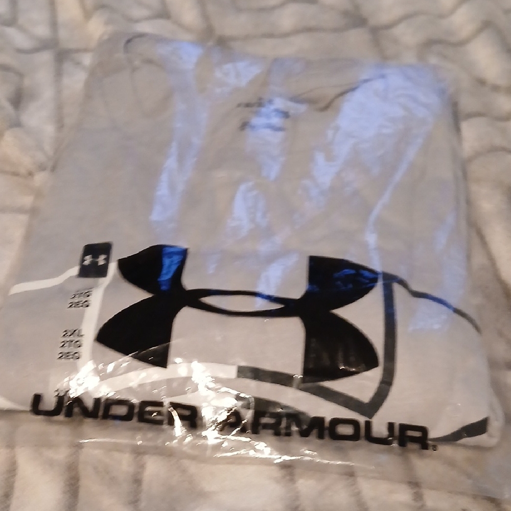 Under Armour Light Gray Tee with Black Logo. MENS